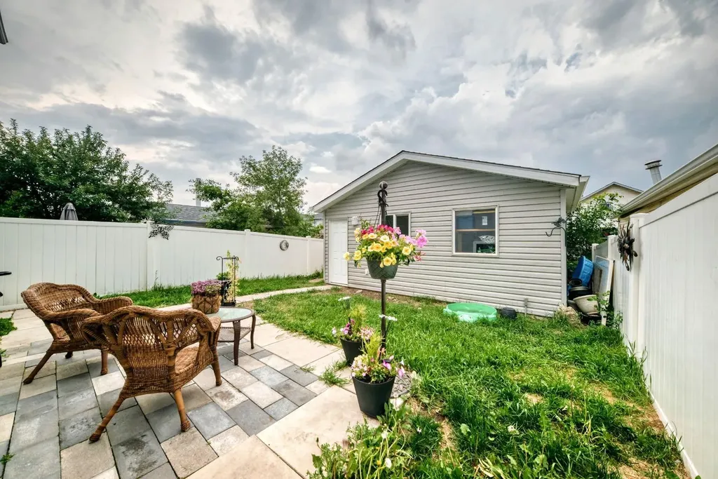 46 Dovercliffe Way SE Calgary AB T2B 2C6