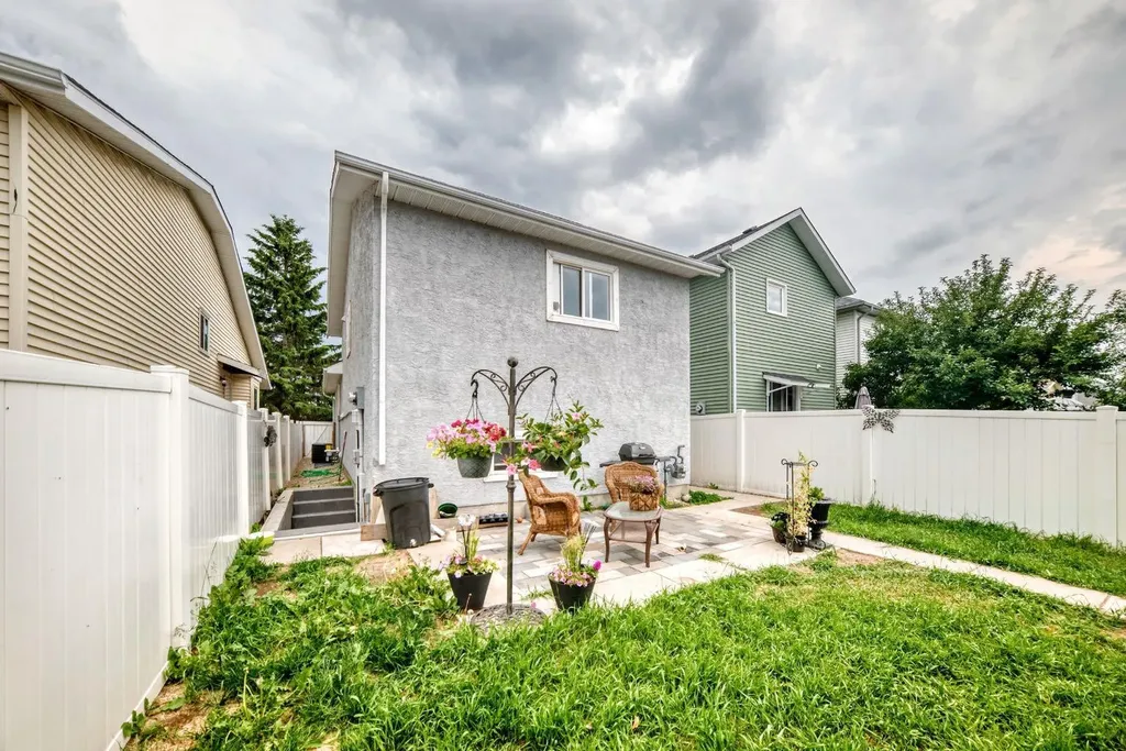 46 Dovercliffe Way SE Calgary AB T2B 2C6