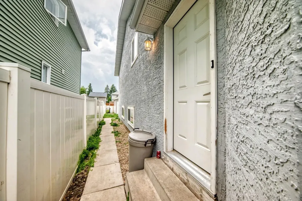 46 Dovercliffe Way SE Calgary AB T2B 2C6