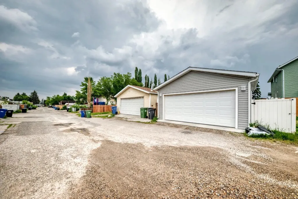 46 Dovercliffe Way SE Calgary AB T2B 2C6