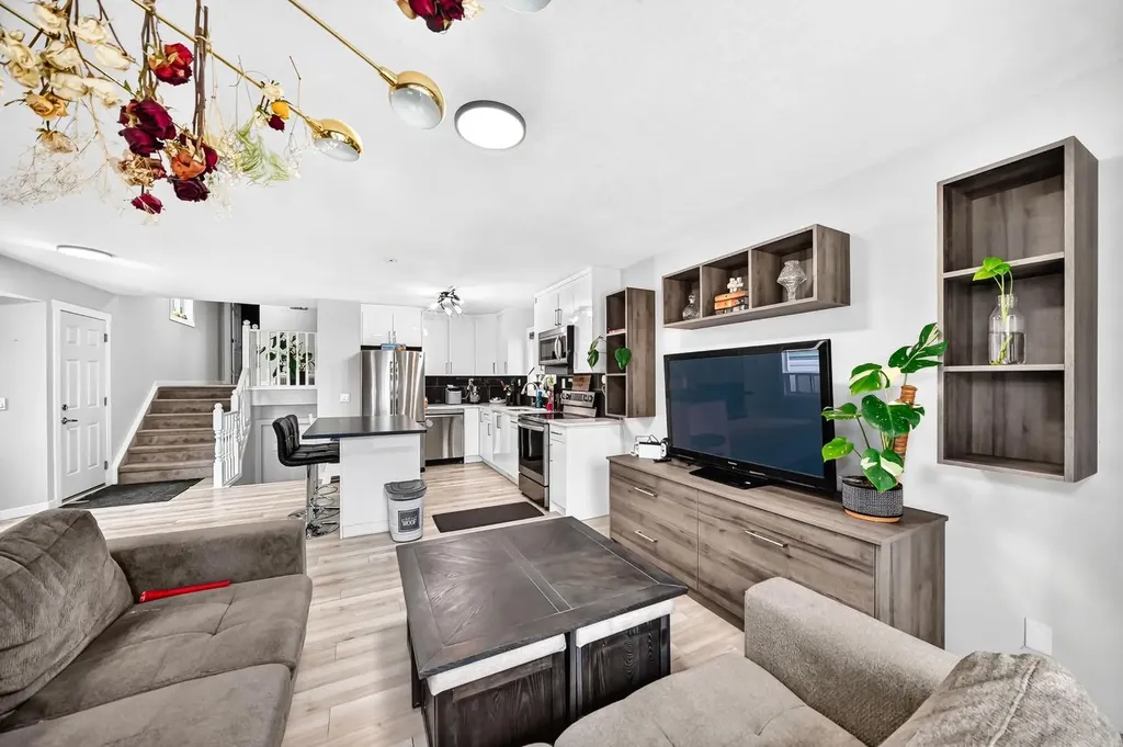 46 Dovercliffe Way SE Calgary AB T2B 2C6