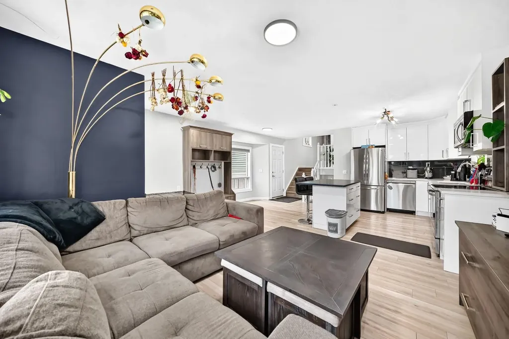 46 Dovercliffe Way SE Calgary AB T2B 2C6