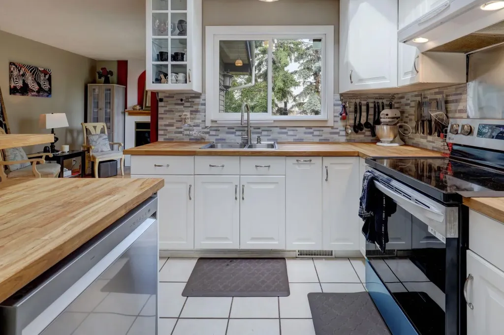 128 Pineland Place NE Calgary AB T1Y3K2