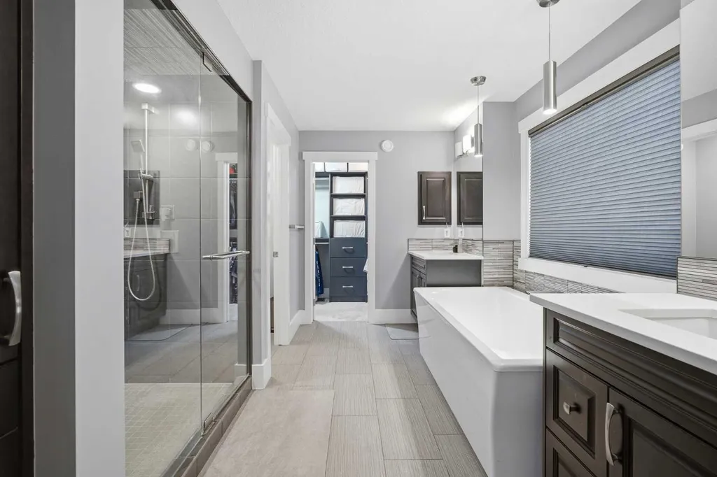 201 Stonemere Bay Chestermere AB T1X 0S1