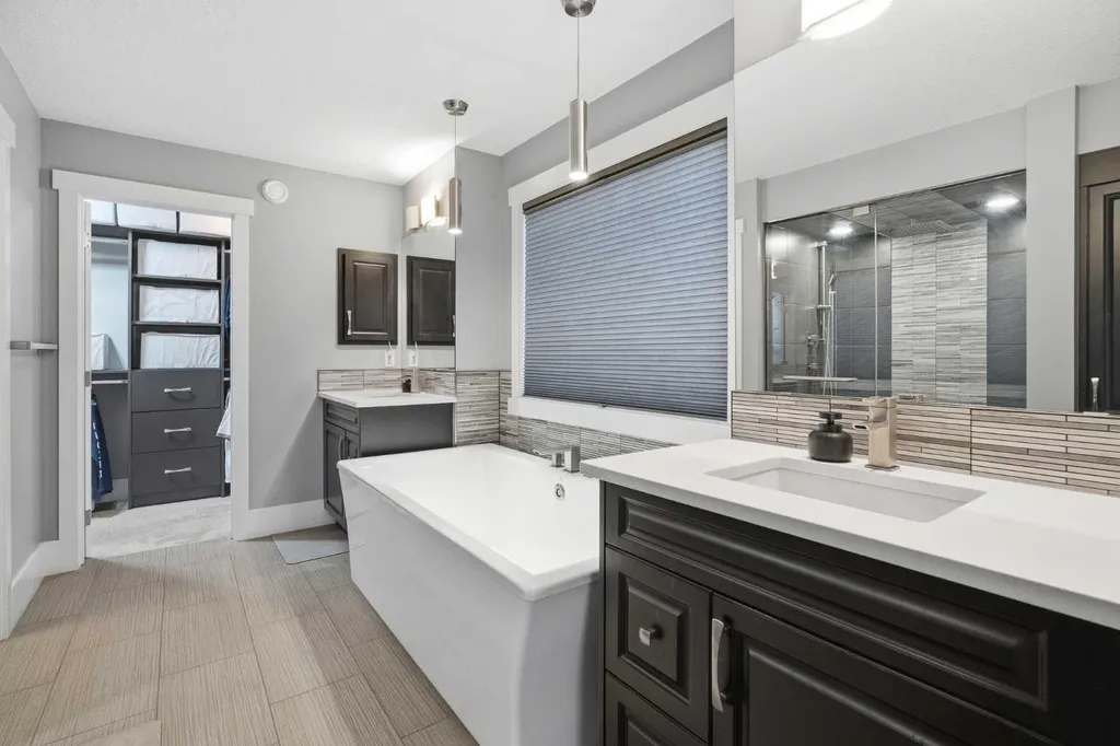 201 Stonemere Bay Chestermere AB T1X 0S1