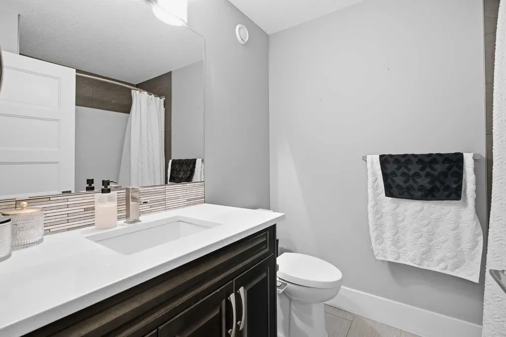 201 Stonemere Bay Chestermere AB T1X 0S1