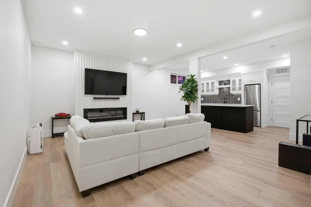 201 Stonemere Bay Chestermere AB T1X 0S1