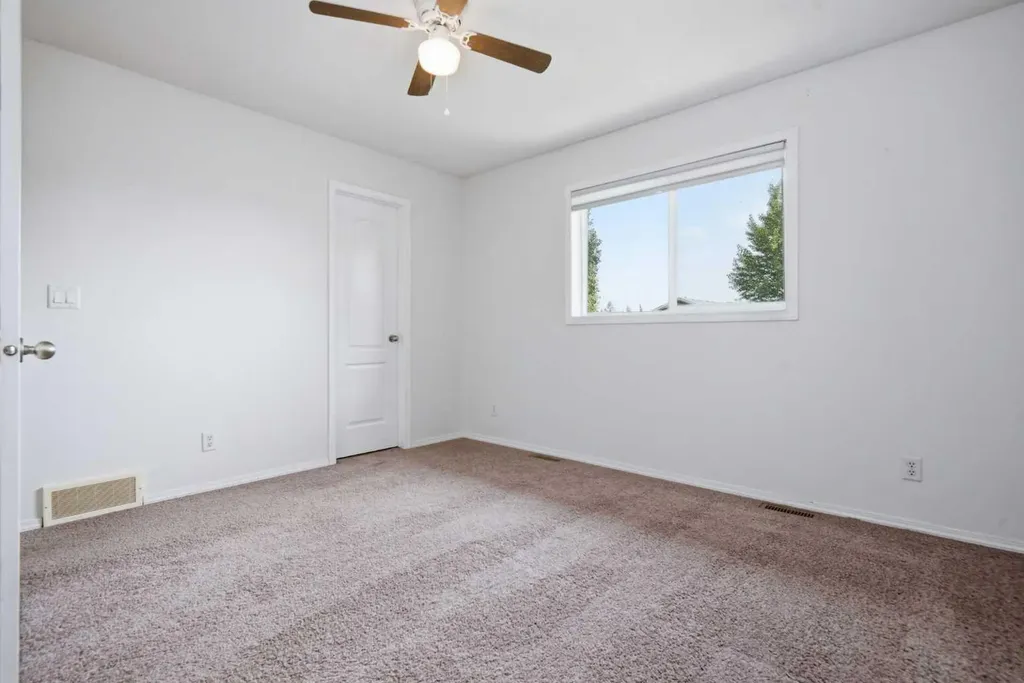 27 Iverson Close Red Deer AB T4R3M9