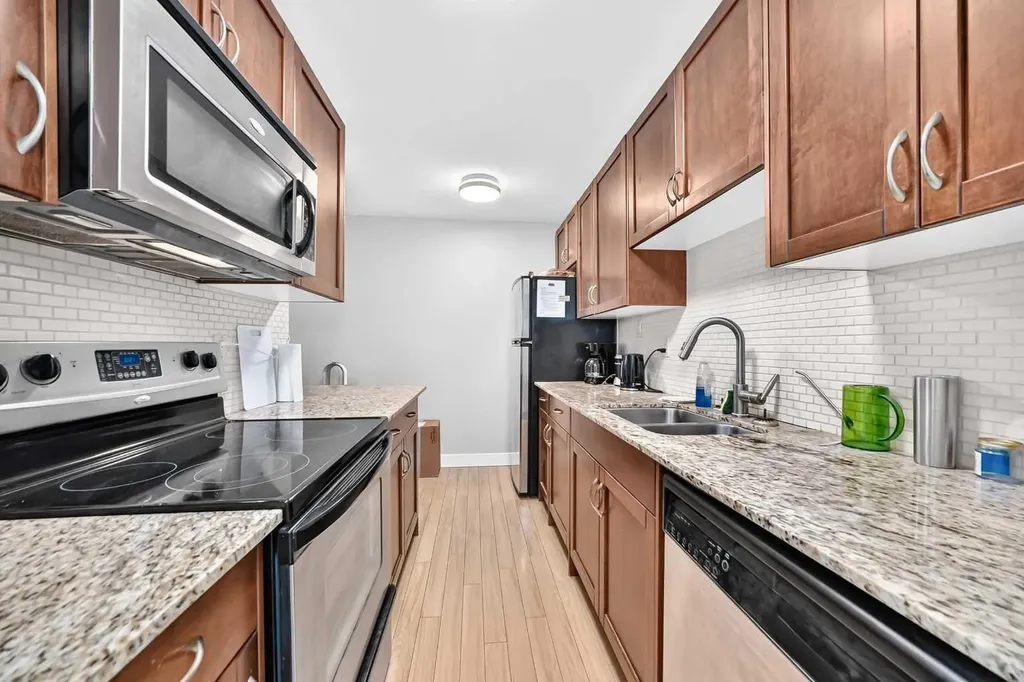 824 4 Avenue NW Calgary AB T2N 0M8