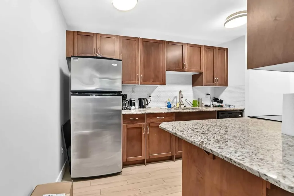 824 4 Avenue NW Calgary AB T2N 0M8