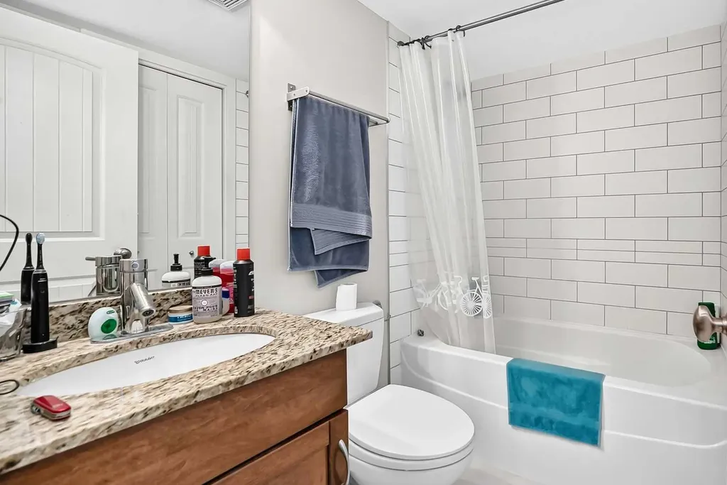 824 4 Avenue NW Calgary AB T2N 0M8