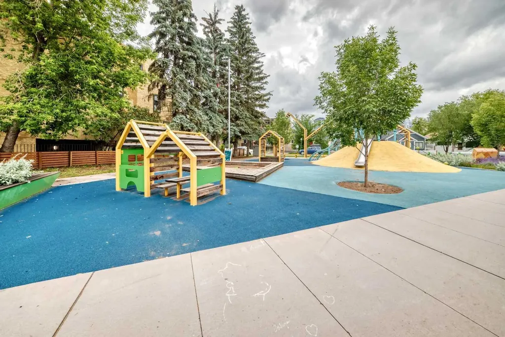 824 4 Avenue NW Calgary AB T2N 0M8