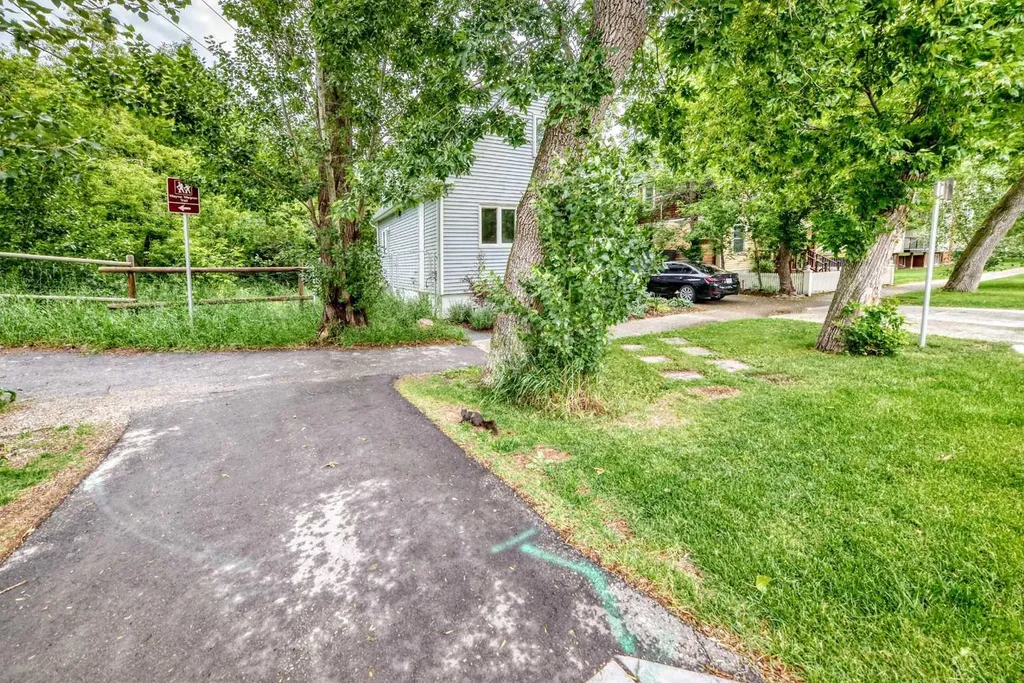 824 4 Avenue NW Calgary AB T2N 0M8