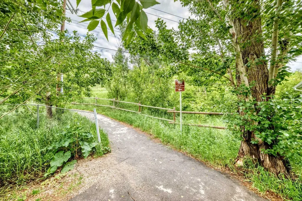 824 4 Avenue NW Calgary AB T2N 0M8