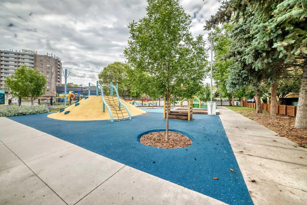 824 4 Avenue NW Calgary AB T2N 0M8