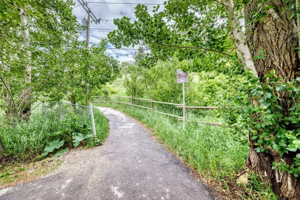 824 4 Avenue NW Calgary AB T2N 0M8