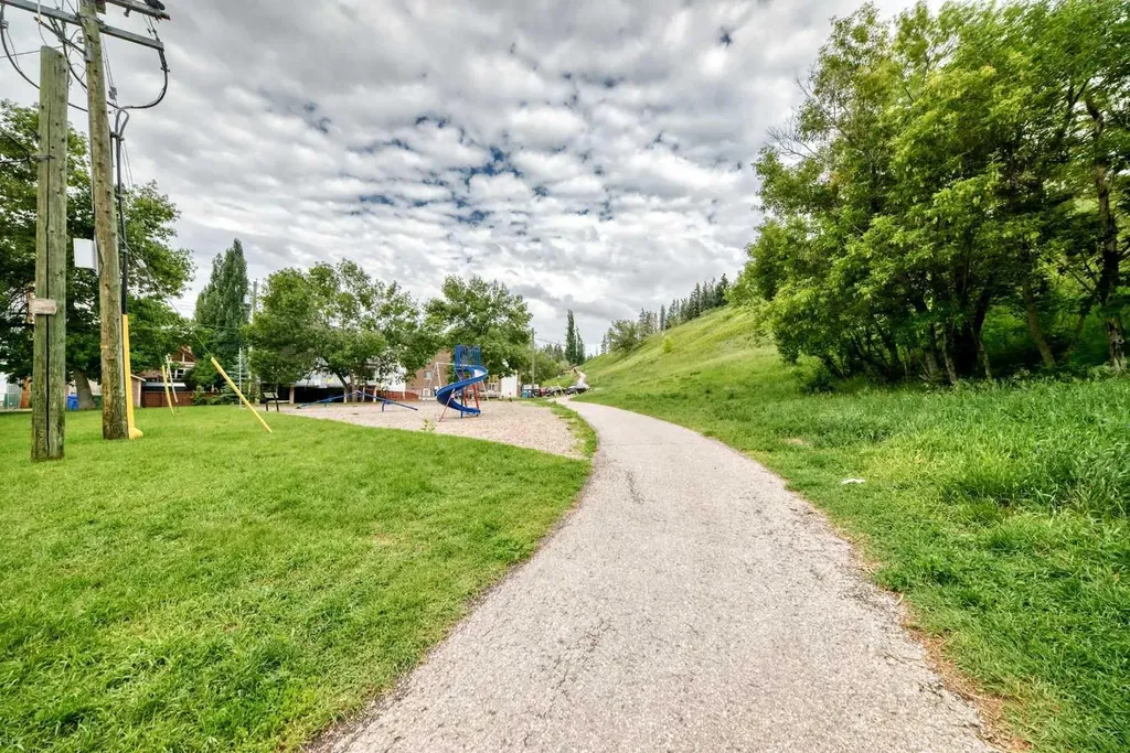 824 4 Avenue NW Calgary AB T2N 0M8