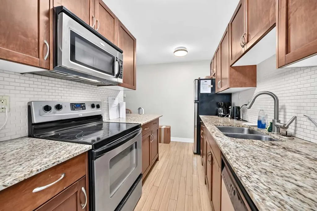 824 4 Avenue NW Calgary AB T2N 0M8