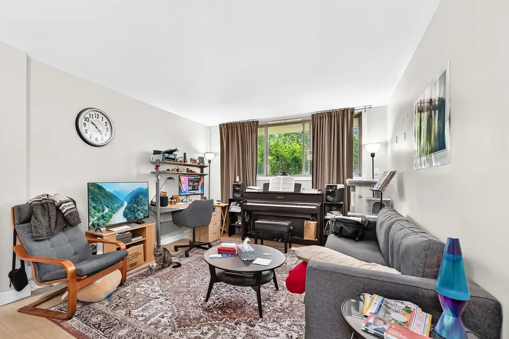 824 4 Avenue NW Calgary AB T2N 0M8