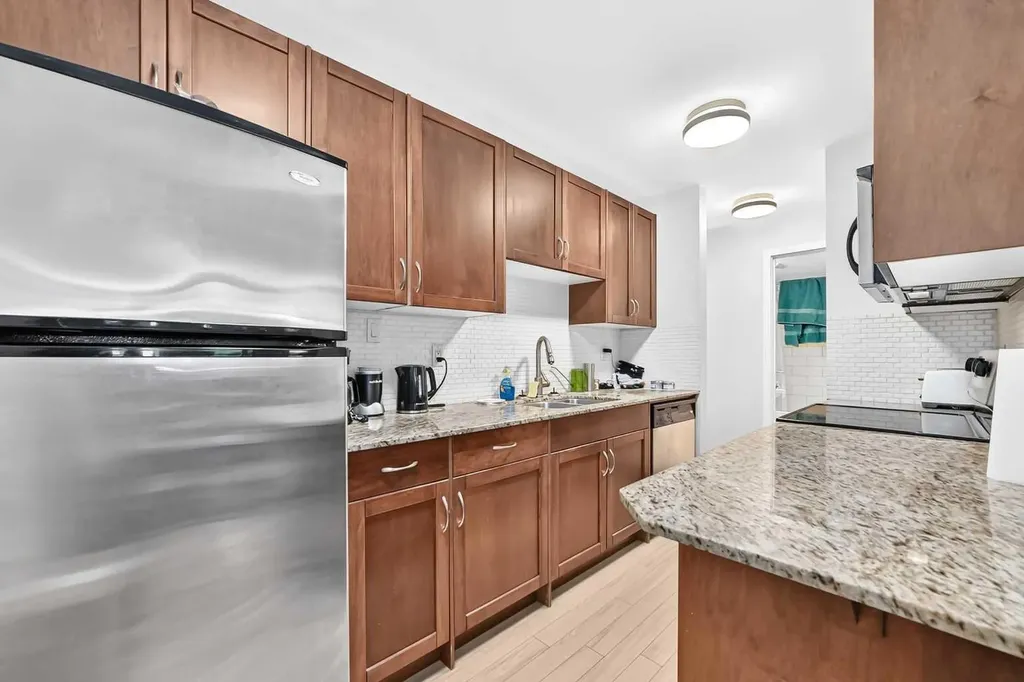 824 4 Avenue NW Calgary AB T2N 0M8