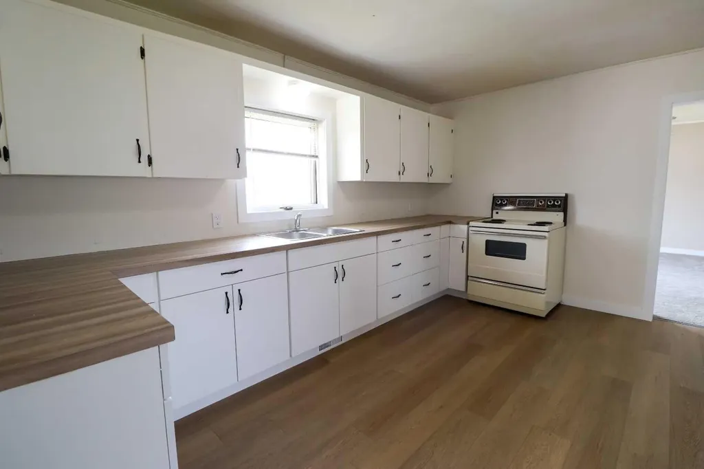 5023 42 Avenue Taber AB T1G 1A6