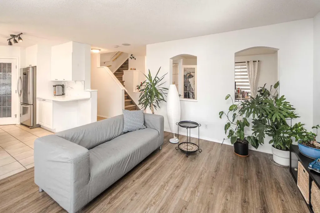 262 Panamount Close NW Calgary AB T3K 5P6