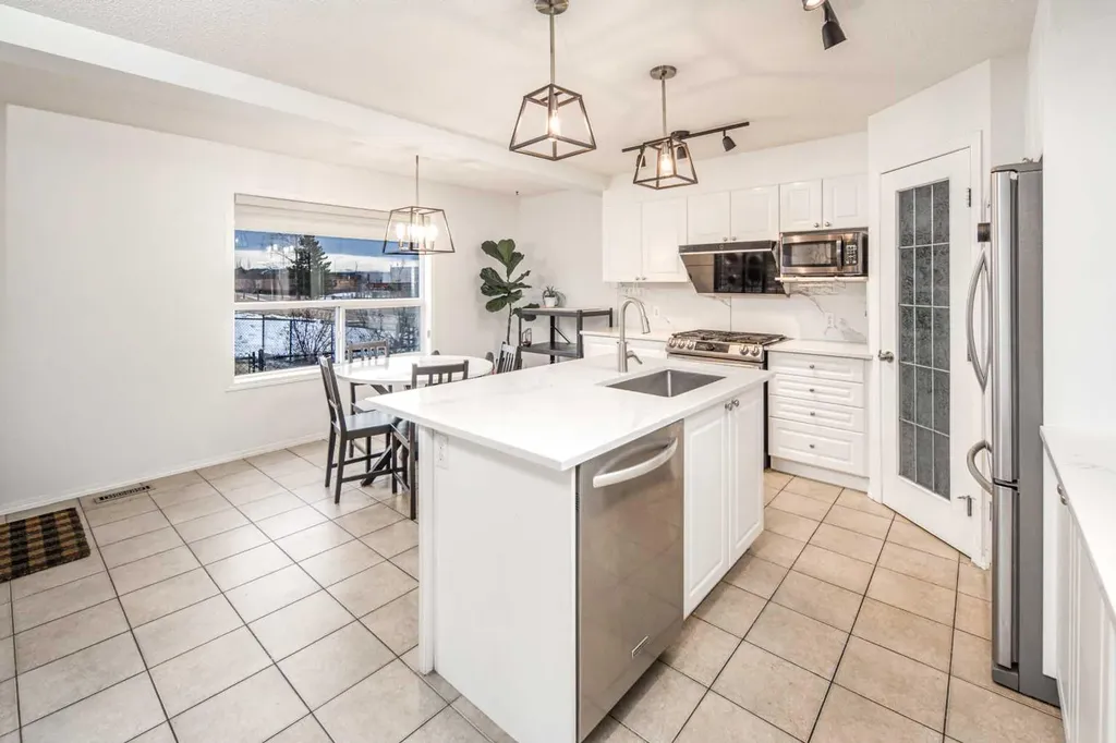 262 Panamount Close NW Calgary AB T3K 5P6