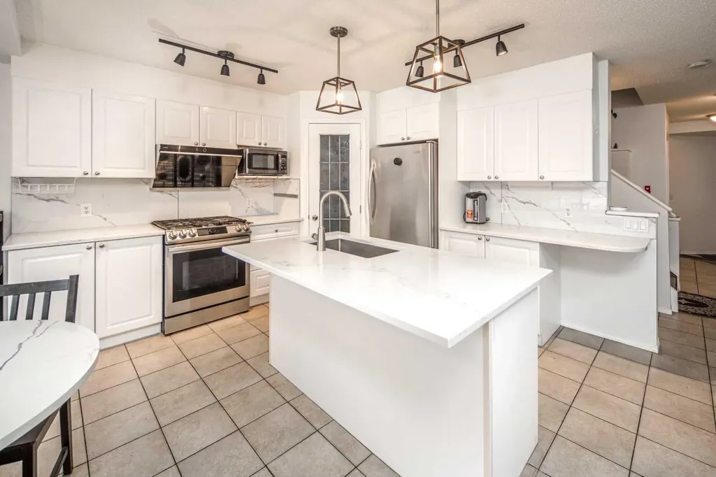 262 Panamount Close NW Calgary AB T3K 5P6