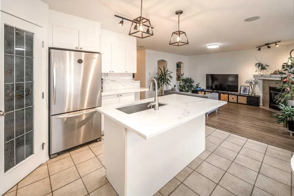262 Panamount Close NW Calgary AB T3K 5P6