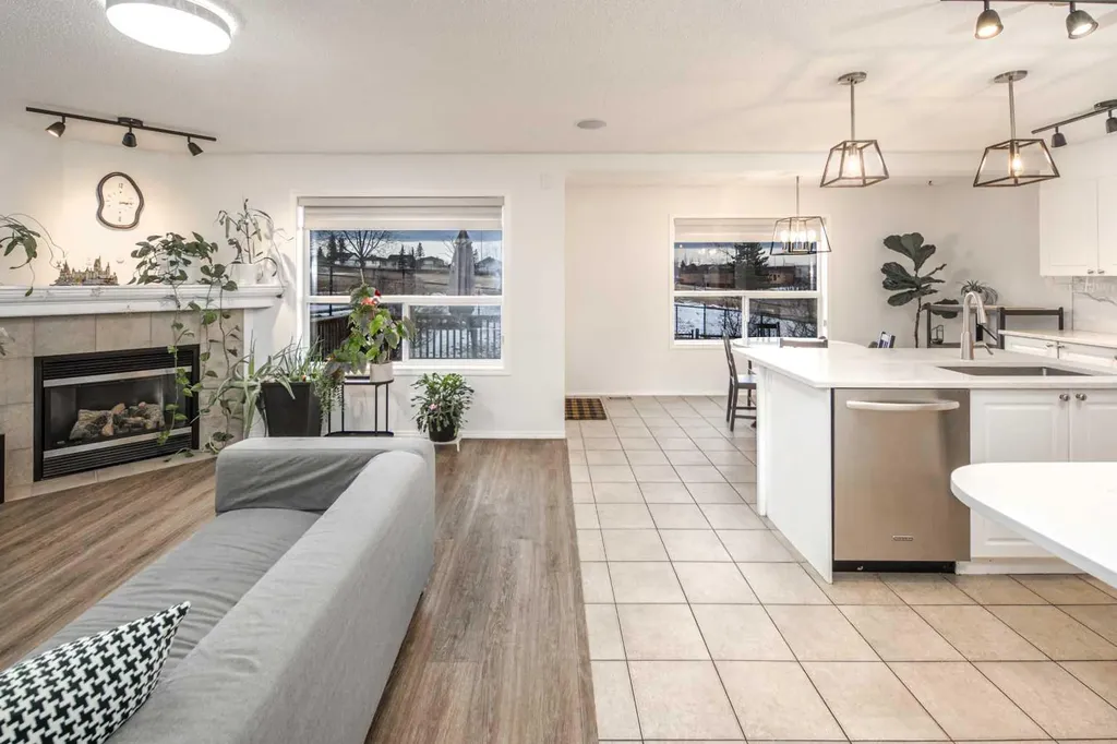 262 Panamount Close NW Calgary AB T3K 5P6
