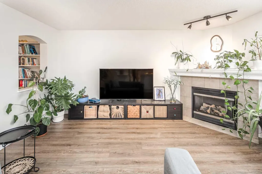 262 Panamount Close NW Calgary AB T3K 5P6