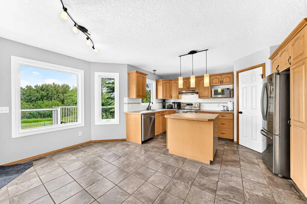 107 2a Avenue NW Diamond Valley AB T0L 0H0