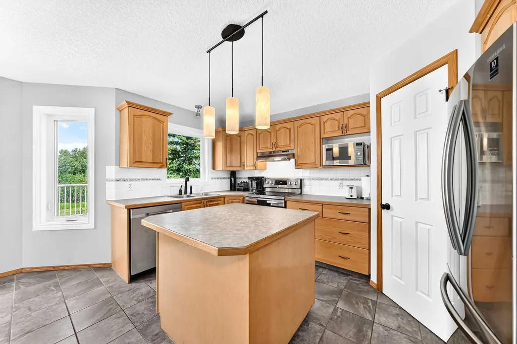 107 2a Avenue NW Diamond Valley AB T0L 0H0