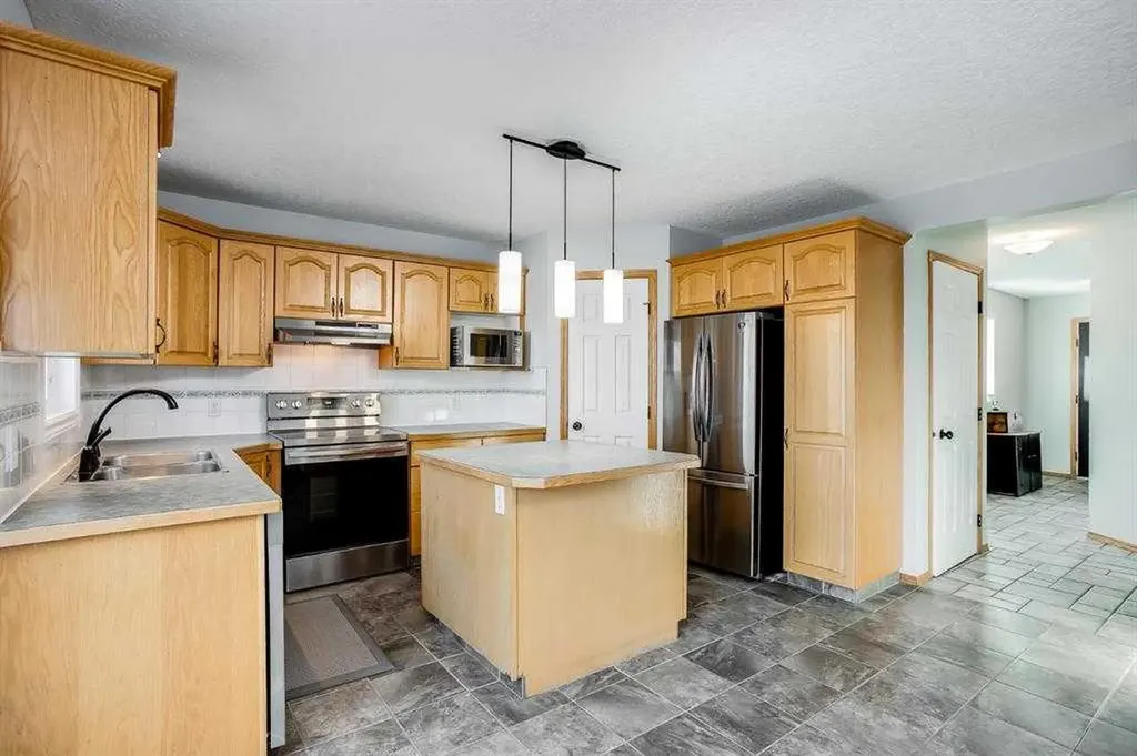107 2a Avenue NW Diamond Valley AB T0L 0H0