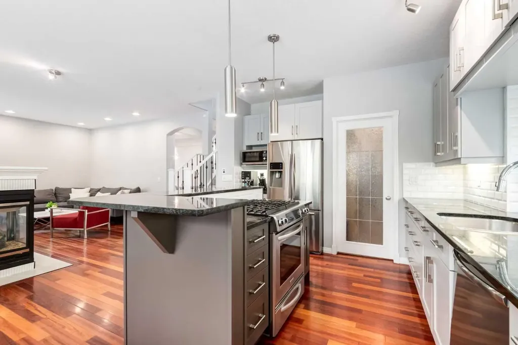 234 Strathridge Place SW Calgary AB T3H 4J2