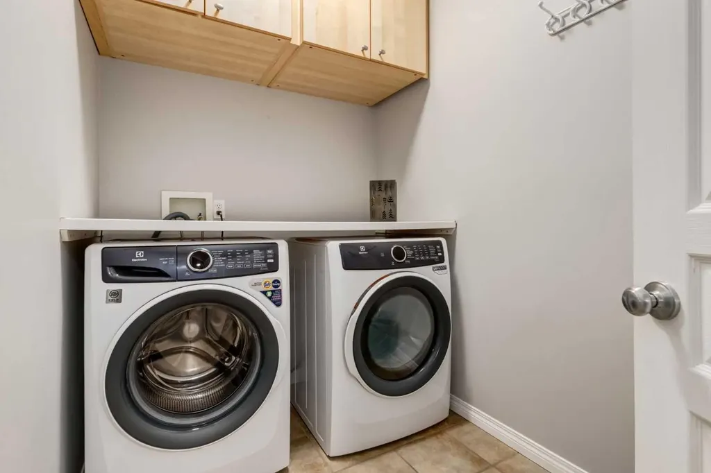 234 Strathridge Place SW Calgary AB T3H 4J2
