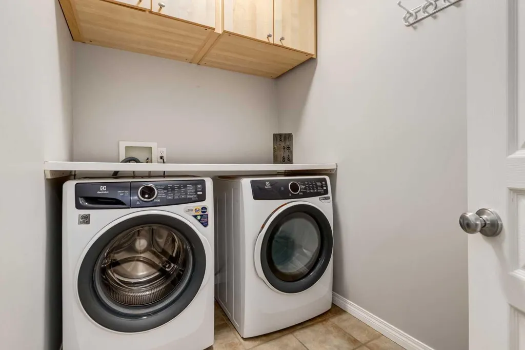 234 Strathridge Place SW Calgary AB T3H 4J2