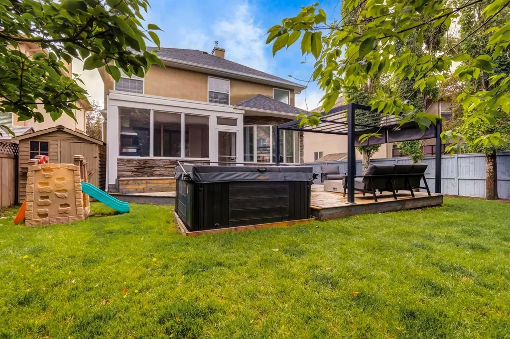 234 Strathridge Place SW Calgary AB T3H 4J2