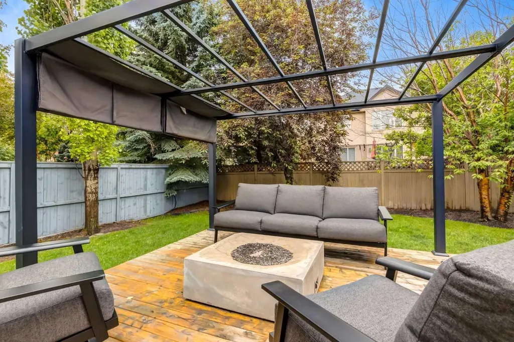 234 Strathridge Place SW Calgary AB T3H 4J2