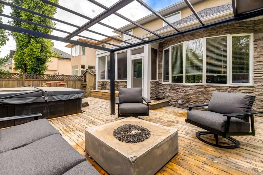 234 Strathridge Place SW Calgary AB T3H 4J2