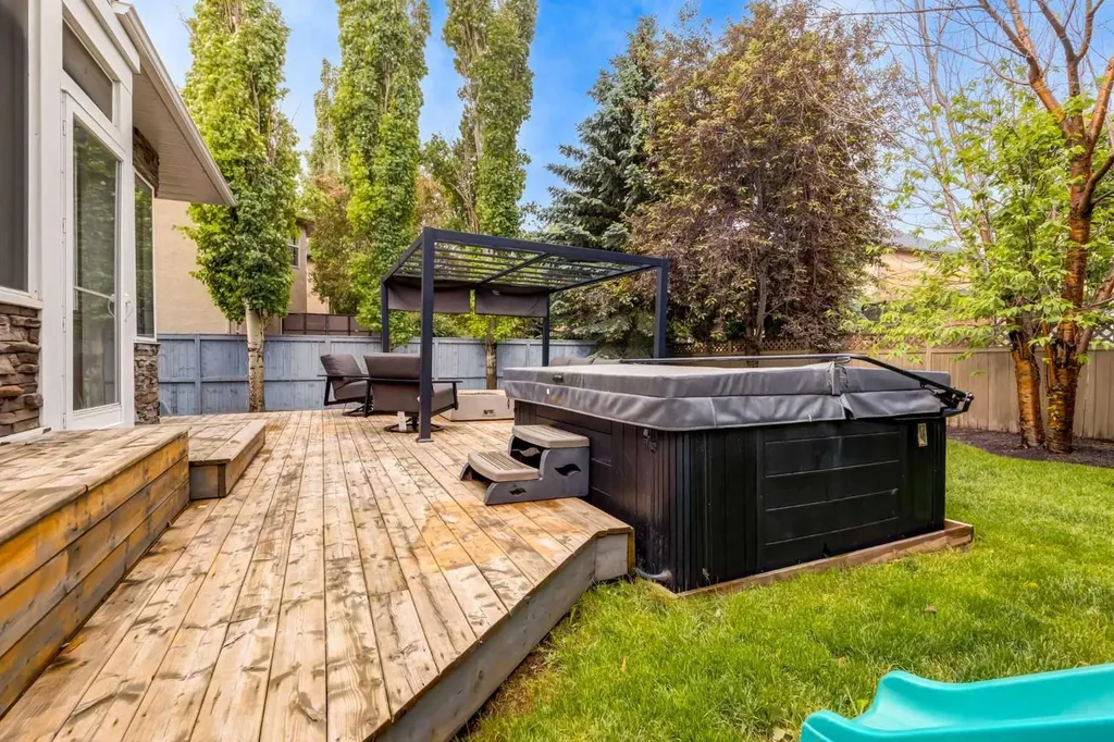 234 Strathridge Place SW Calgary AB T3H 4J2