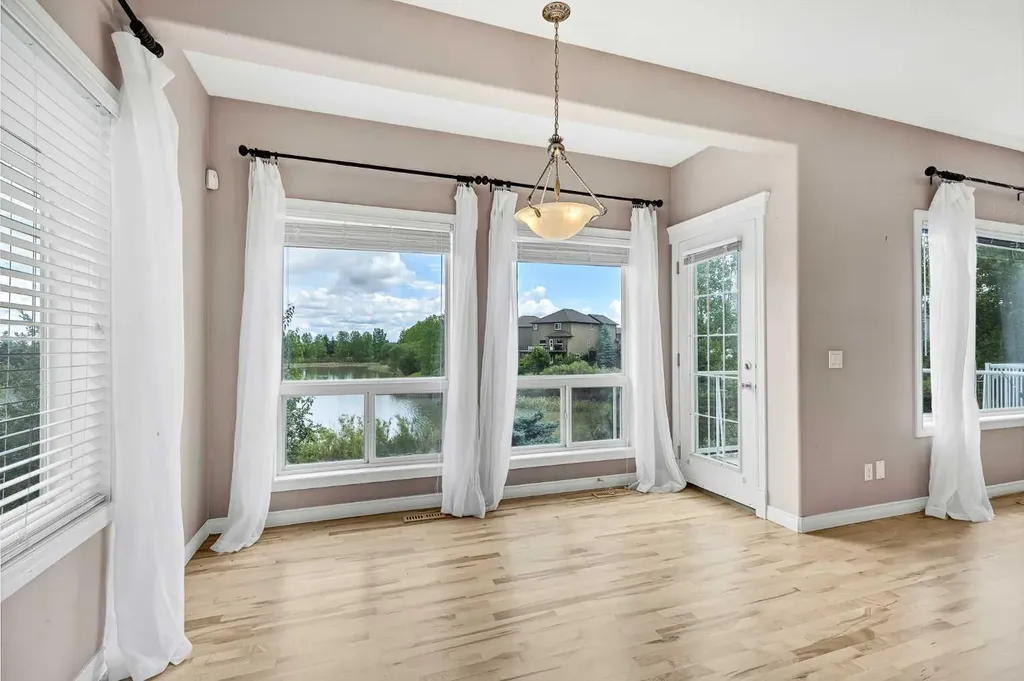 92 Everhollow Way SW Calgary AB T2Y 4R7