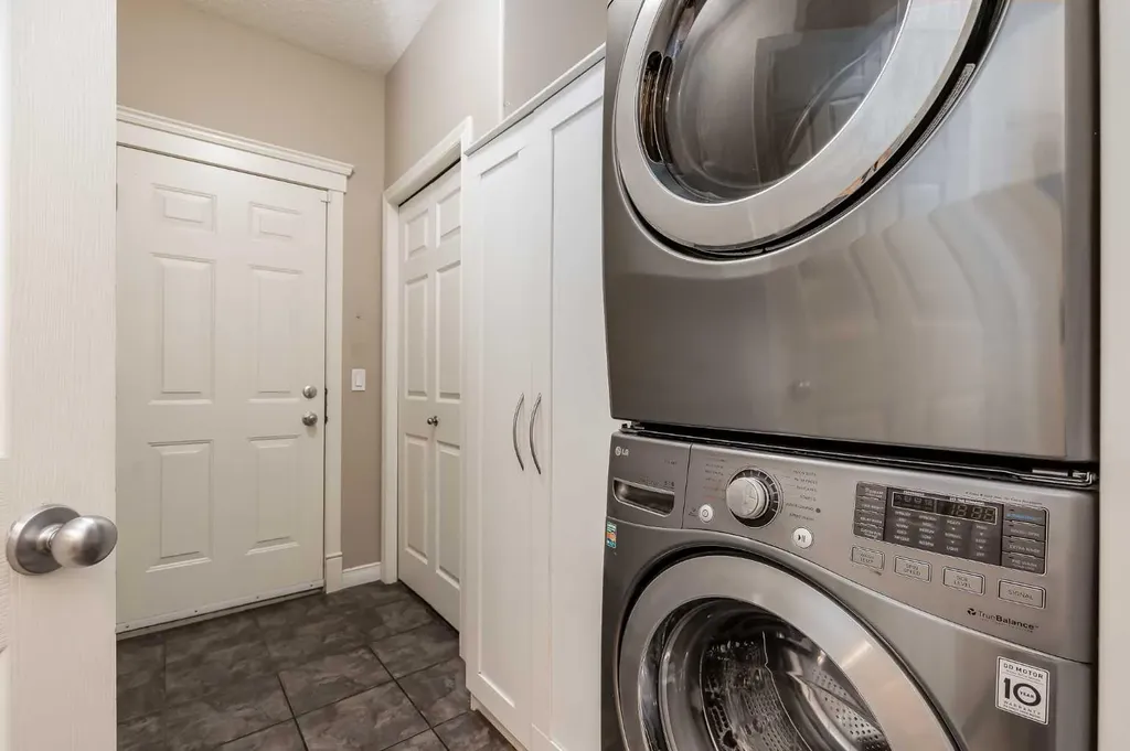 92 Everhollow Way SW Calgary AB T2Y 4R7