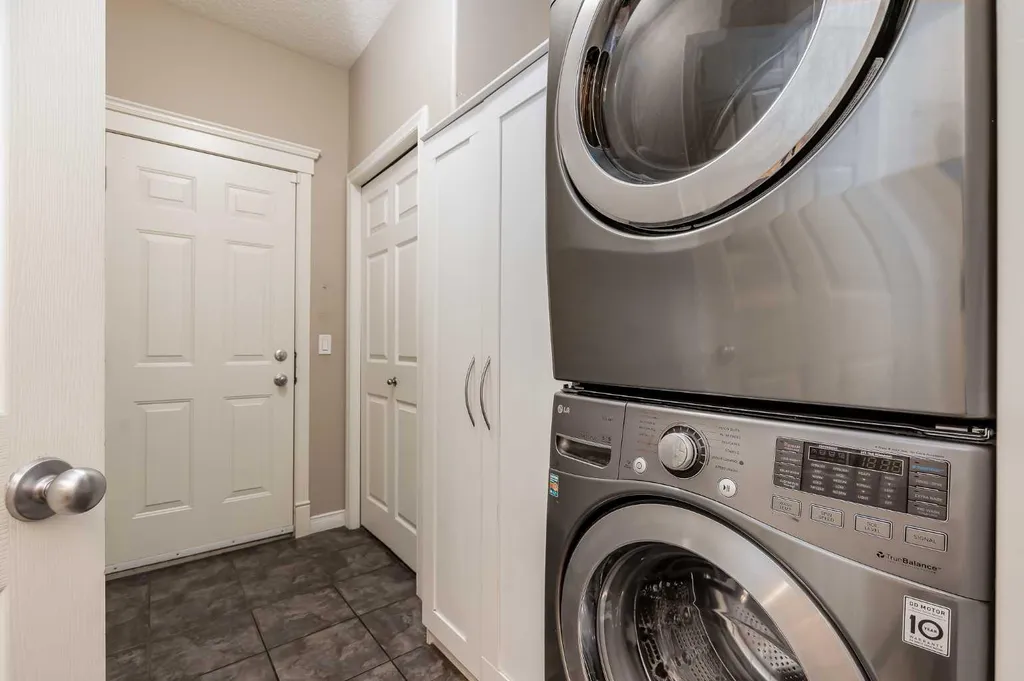 92 Everhollow Way SW Calgary AB T2Y 4R7