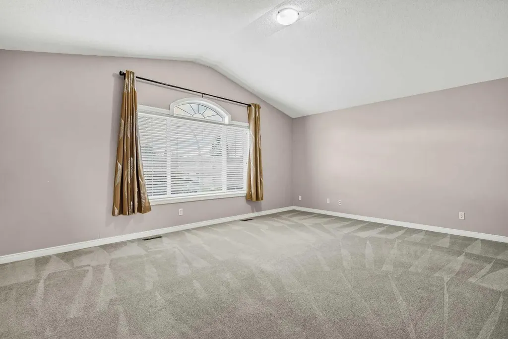 92 Everhollow Way SW Calgary AB T2Y 4R7