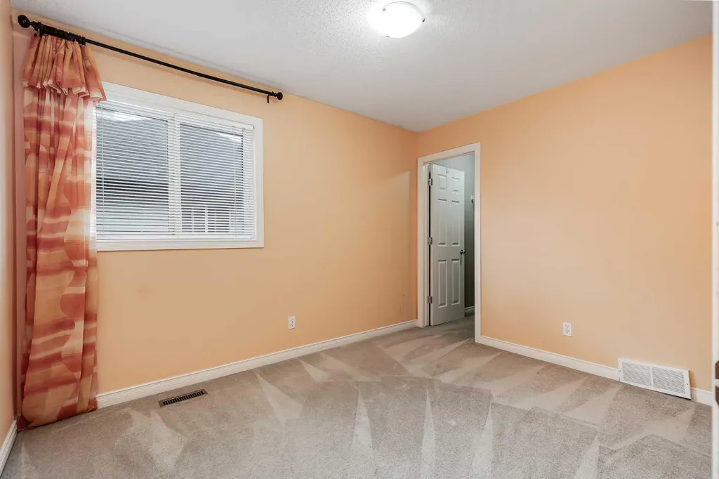 92 Everhollow Way SW Calgary AB T2Y 4R7