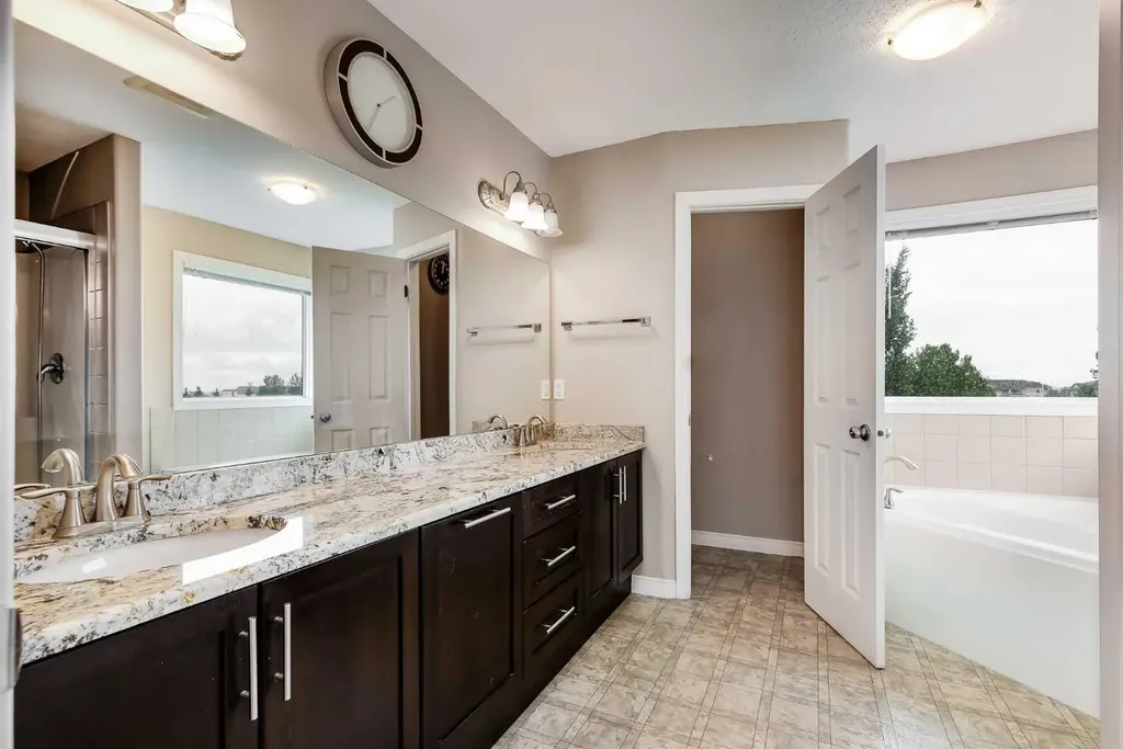 92 Everhollow Way SW Calgary AB T2Y 4R7