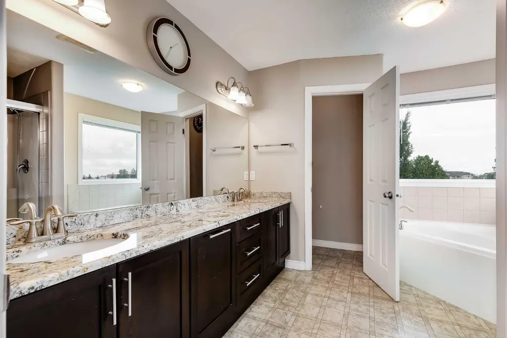 92 Everhollow Way SW Calgary AB T2Y 4R7