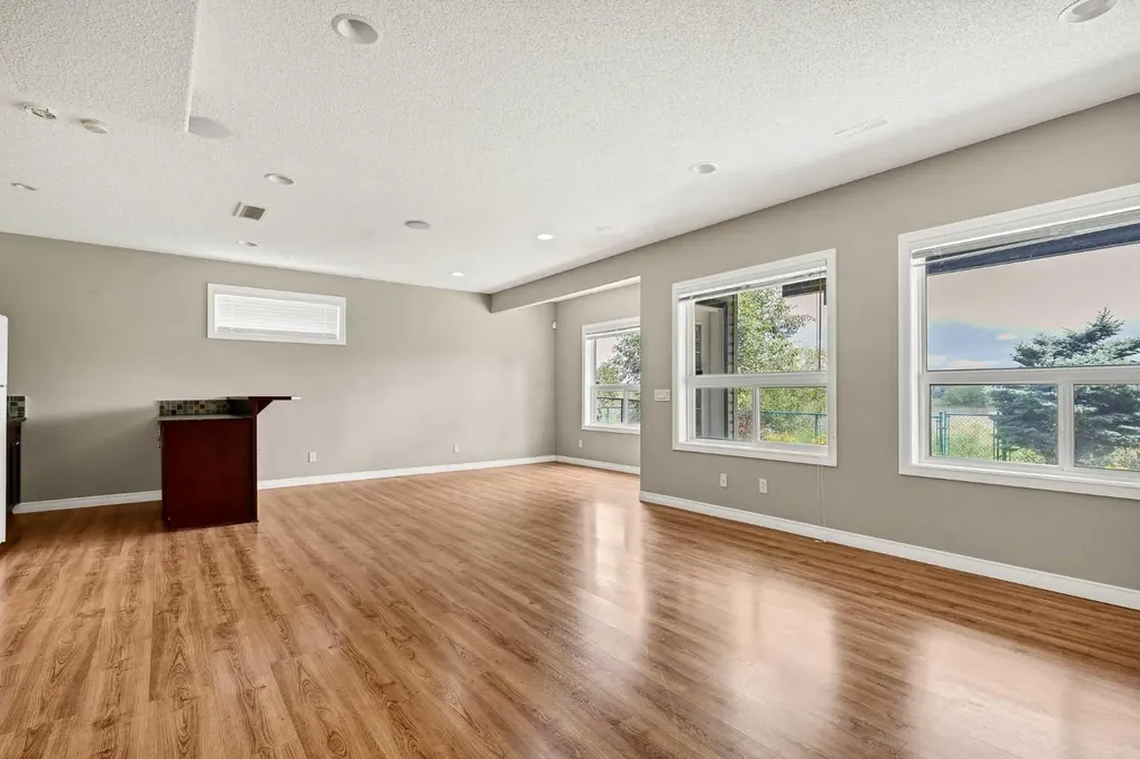 92 Everhollow Way SW Calgary AB T2Y 4R7