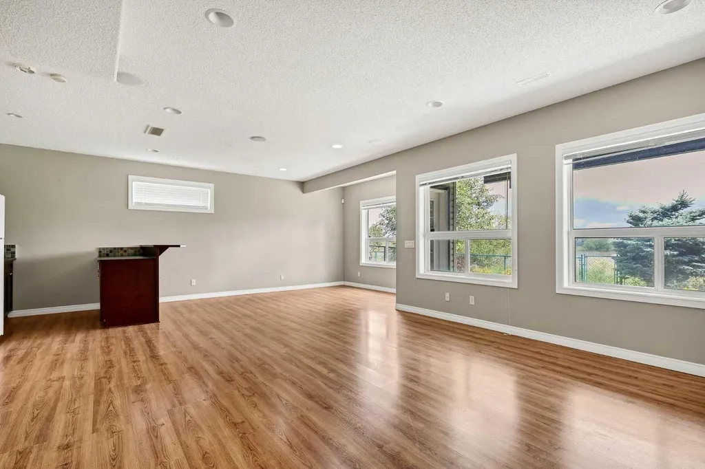92 Everhollow Way SW Calgary AB T2Y 4R7